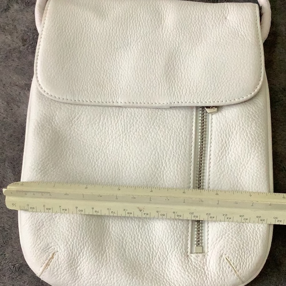 Misses/ladies white leather shoulder bag with multiple compartments - Picture 2 of 10